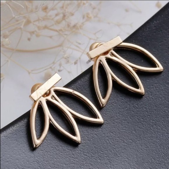 NWOT Gold Lotus Flower Stud Earrings - Picture 3 of 7
